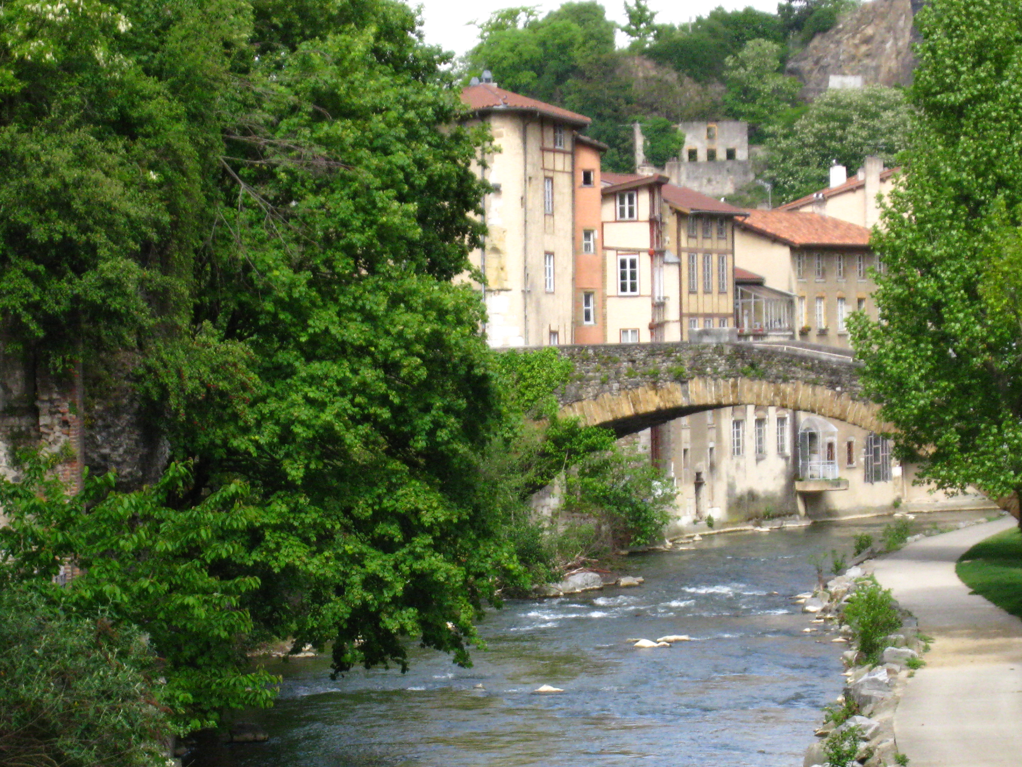  La rivière nait dans la forêt de Bonnevaux à 549 m d'altitude. Elle court sur 34,5 km avant de se jeter dans le Rhône 